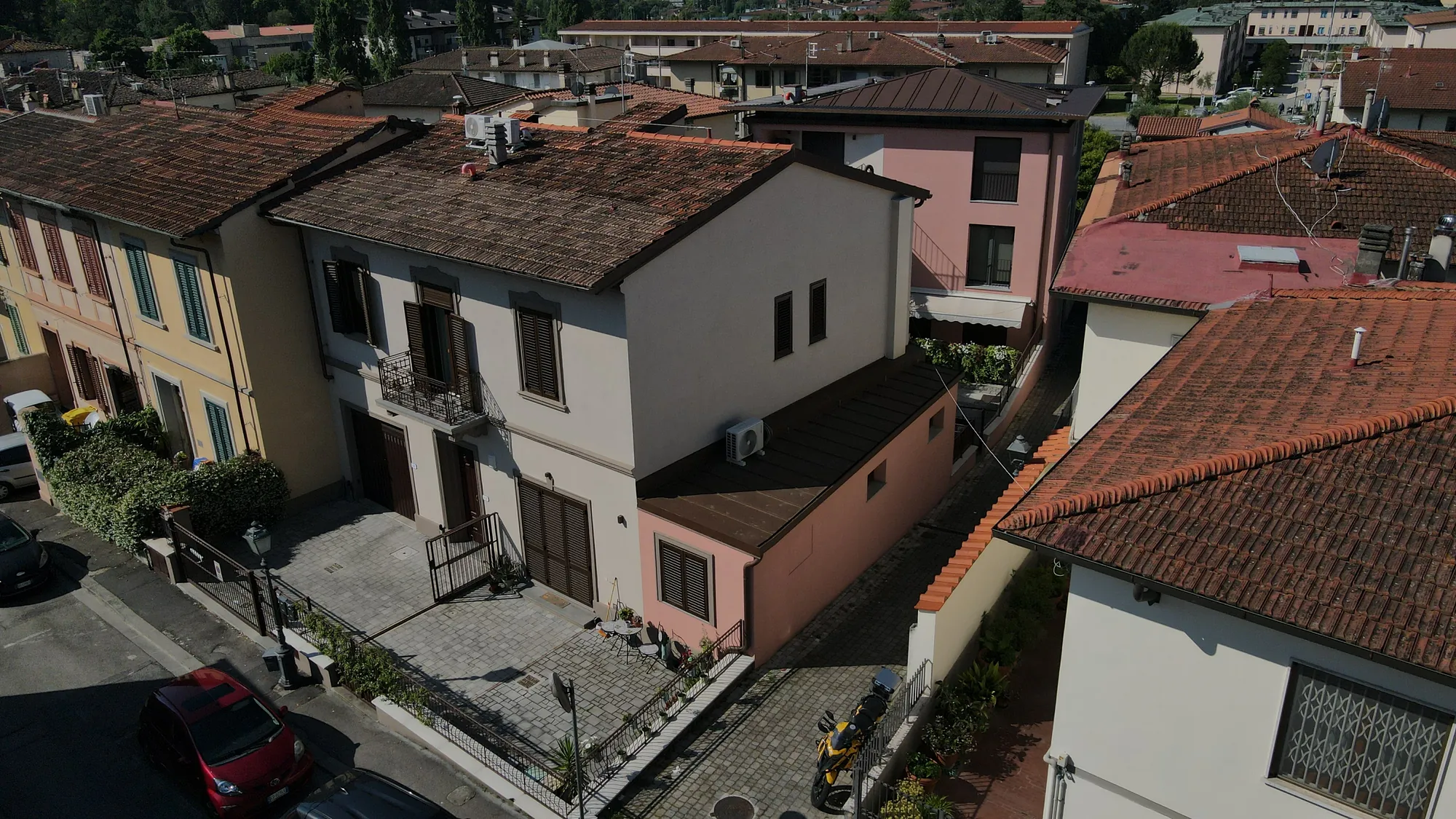 Calenzano dopo la ristrutturazione: la stessa strada e le case basse