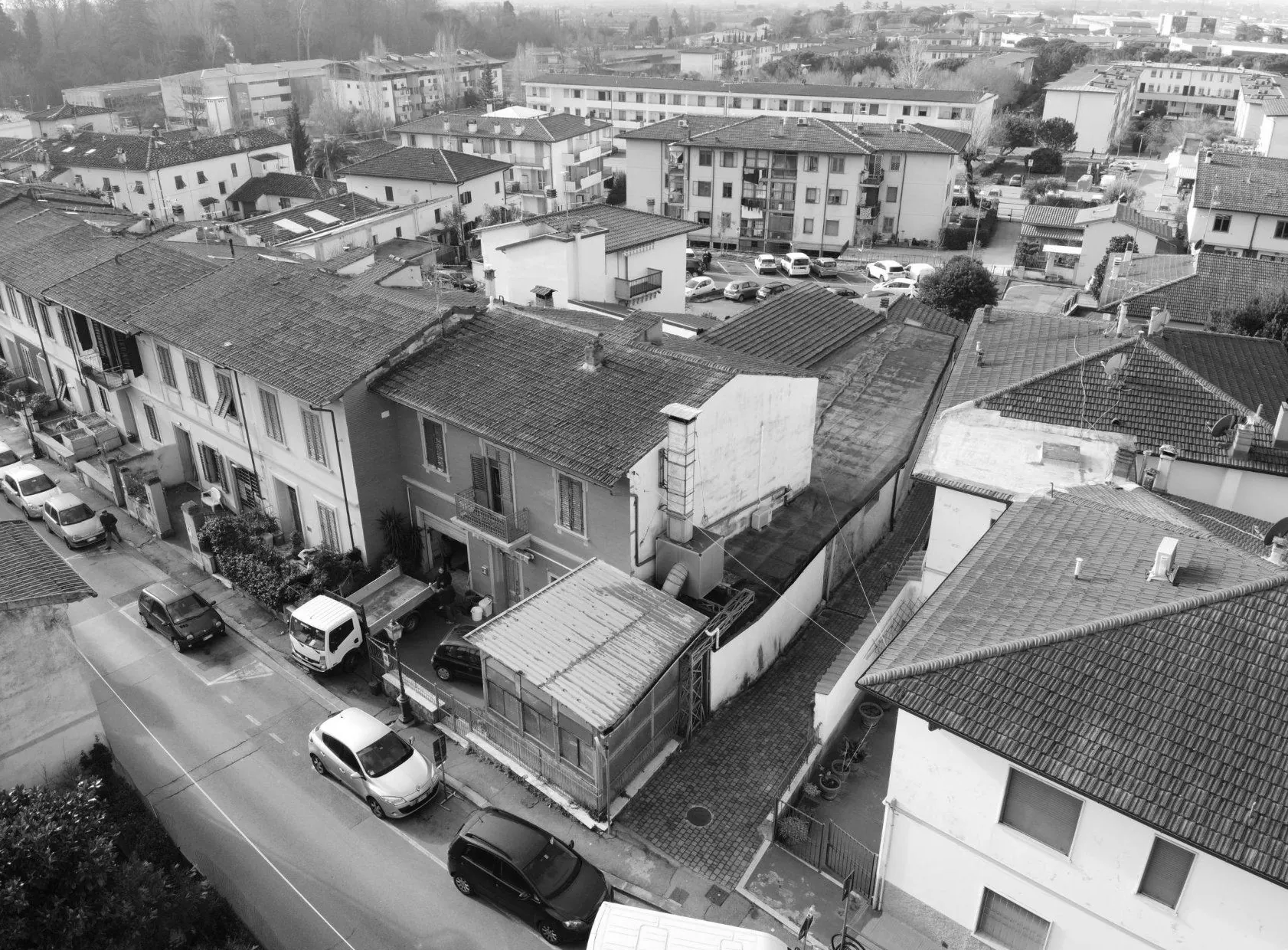 Calenzano prima dell'intervento, in bianco e nero: la strada e le case basse
