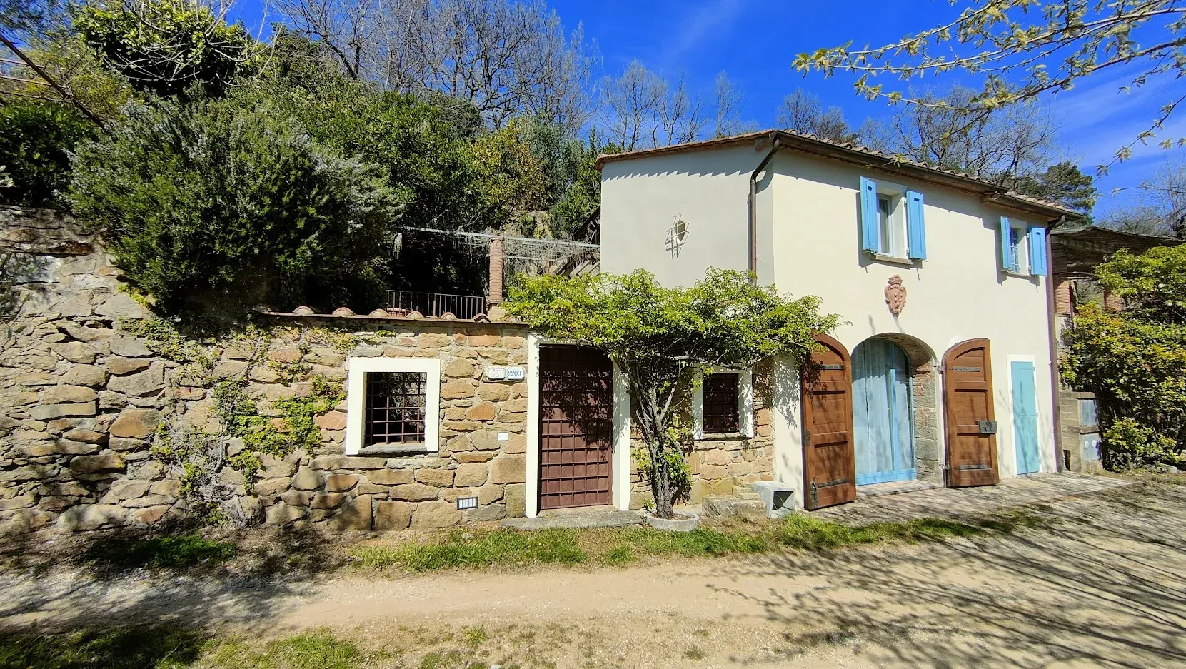 Larciano, il B&B: la casa in pietra con le persiane azzurre