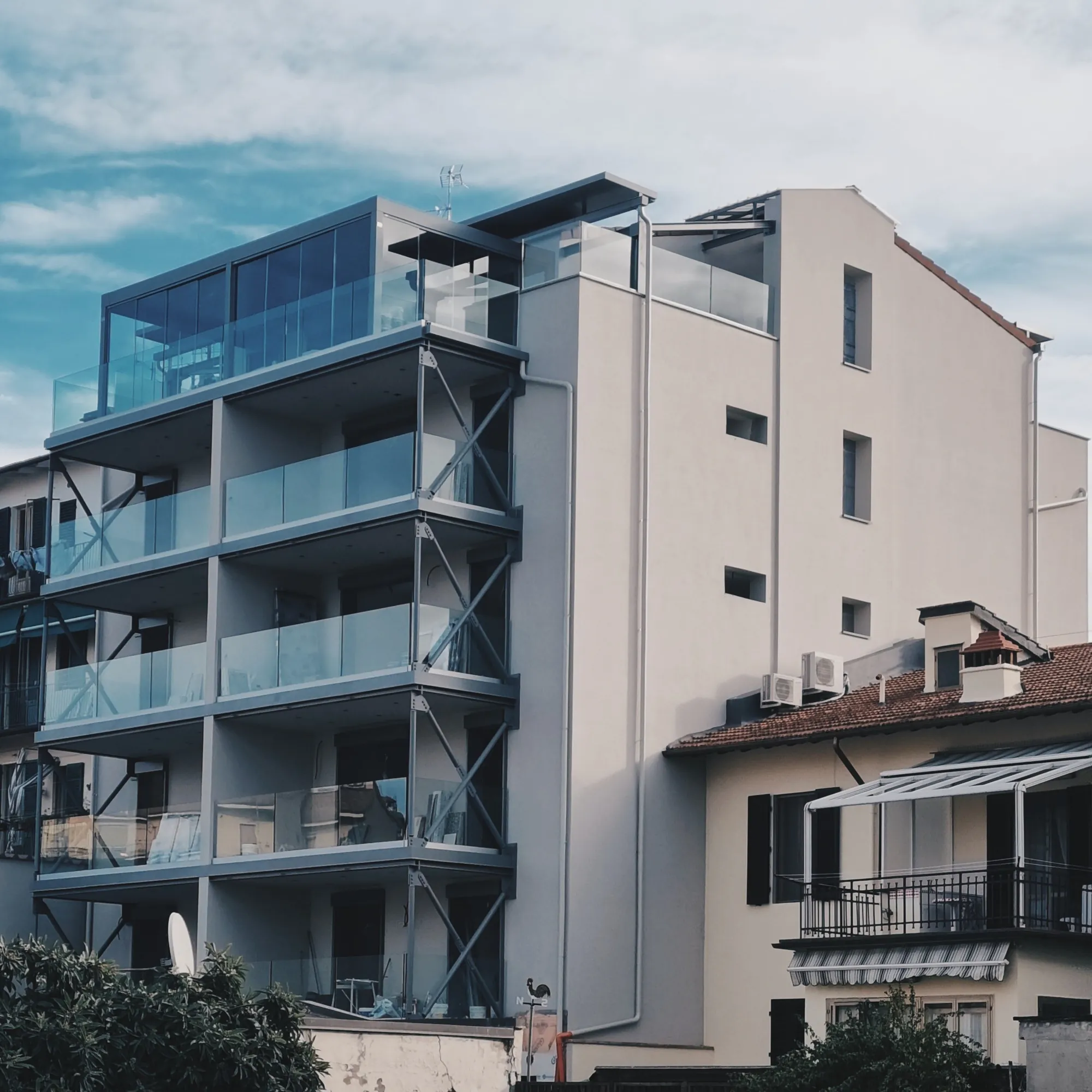 Firenze, via dell'Olivuzzo: il fronte interno dell'edificio realizzato, con i balconi vetrati